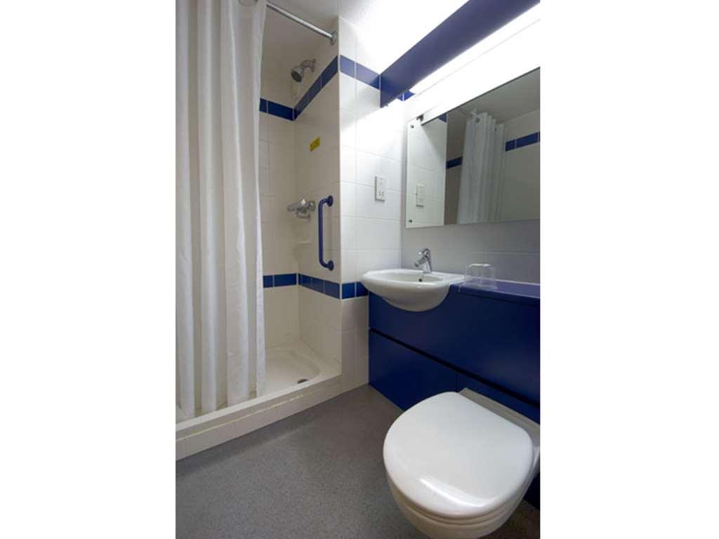Travelodge Базілдон Номер фото