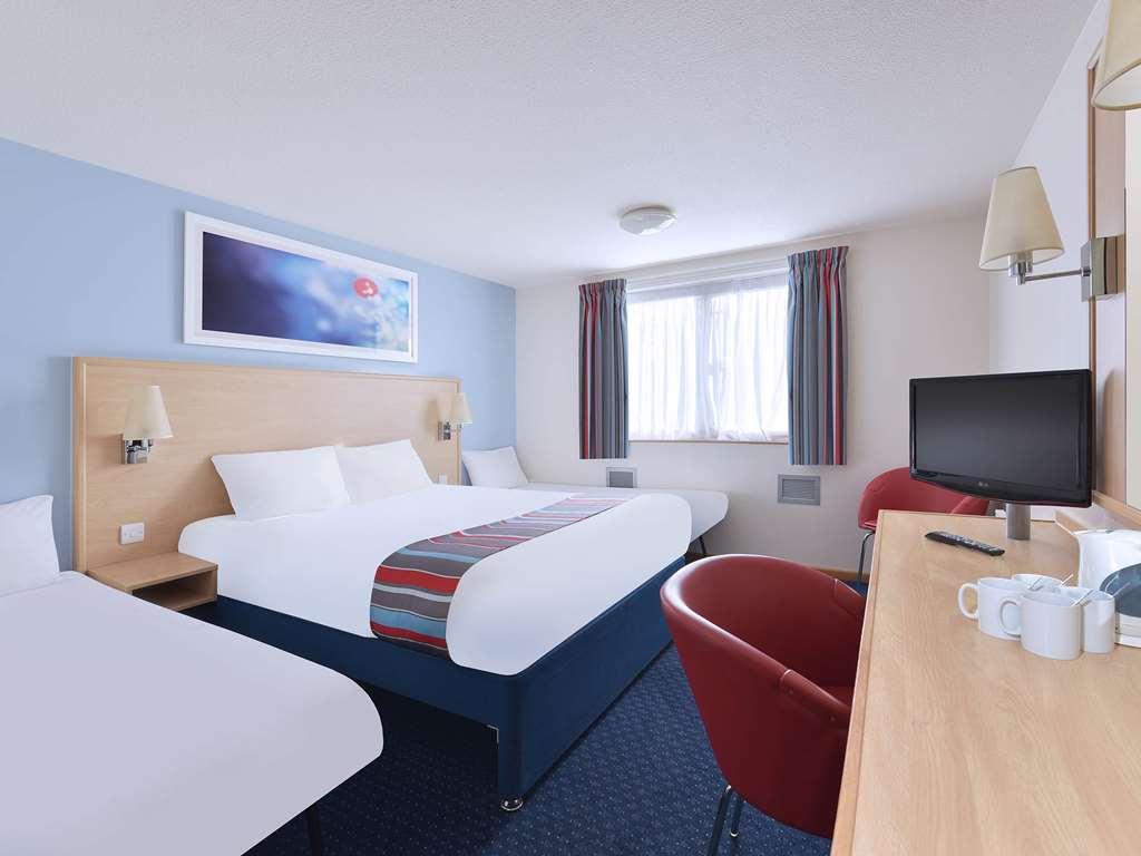 Travelodge Базілдон Номер фото