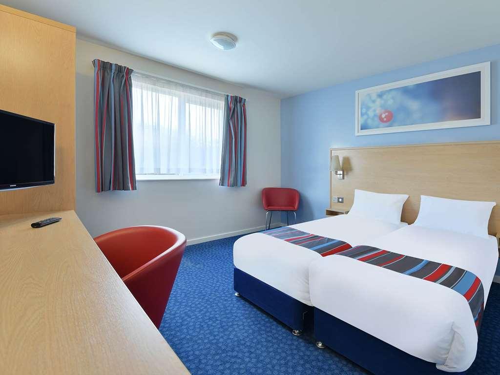 Travelodge Базілдон Номер фото
