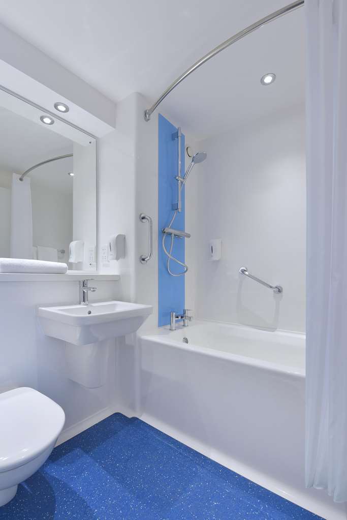 Travelodge Базілдон Номер фото